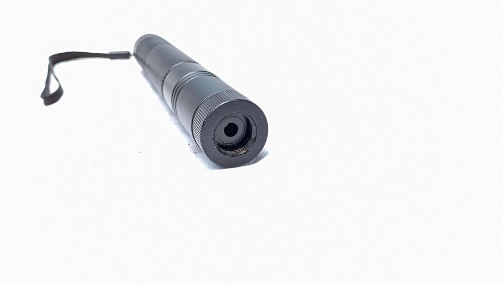đèn laser: một thiết bị tương tự như đèn pin được dùng để đốt cháy vật liệu_8